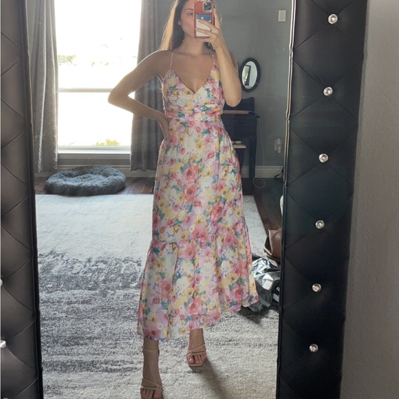 brand new floral dress from lulus with cut out back - Picture 1 of 3